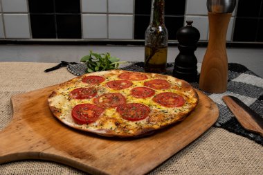 Mozzarella peynirli Napoli Brezilya pizzası ve kekik dilimli domates, üst manzara.