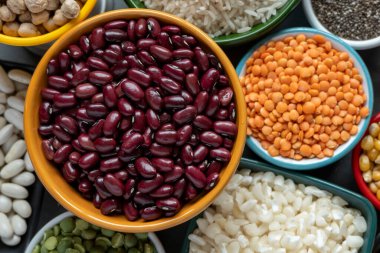 Mutfak yemekleri için çiğ taneli birkaç kase.