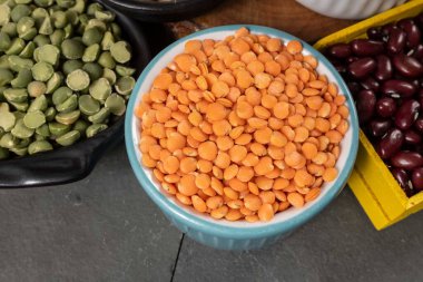 Mutfak yemekleri için çiğ taneli birkaç kase.