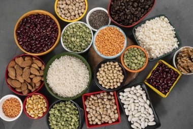 Mutfak yemekleri için çiğ taneli birkaç kase.