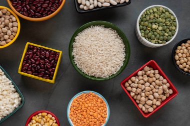 Mutfak yemekleri için çiğ taneli birkaç kase.