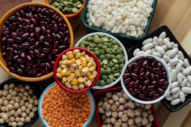 Mutfak yemekleri için çiğ taneli birkaç kase.