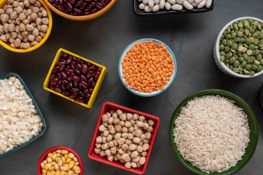 Mutfak yemekleri için çiğ taneli birkaç kase.