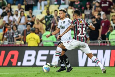 Rio, Brezilya - 21 Eylül 2024: Antonio Carlos ve Matheus Martins Fluminense ile Botafogo arasında oynanan maçta Brezilya Şampiyonası, Maracana Stadyumu 'nda 27.