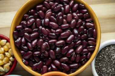 Mutfak yemekleri için çiğ taneli birkaç kase.