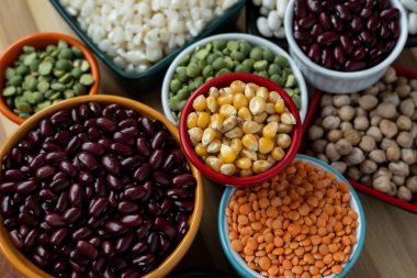 Mutfak yemekleri için çiğ taneli birkaç kase.