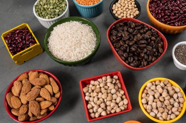 Mutfak yemekleri için çiğ taneli birkaç kase.