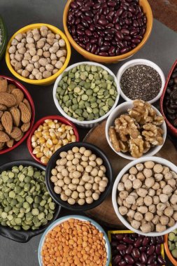 Mutfak yemekleri için çiğ taneli birkaç kase.