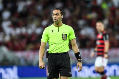 Rio, Brezilya - 29 Eylül 2024: Davi de Olivera Lacerdsa hakem Flamengo x Athletico-PR arasındaki maçta Brezilya Şampiyonası, Maracana Stadyumu 'nda 27.
