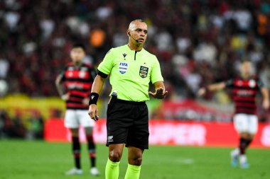 Rio, Brezilya - Ekim 02 2024: Brezilya Kupası 'nda Flamengo x Corinthians arasında oynanan maçta Wilton Pereira Sampaio hakemi, Maracana Stadyumu' nda yarı final turunda