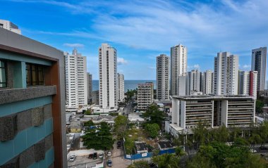 Recife-PE, Brezilya - 18 Ekim 2024: Boa Viagem Mahallesi binalarına bakın
