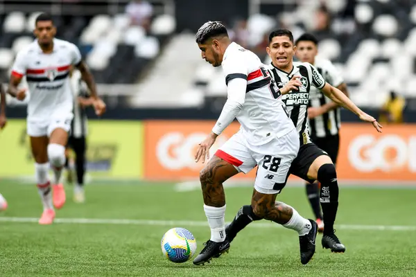 Rio, Brezilya, 8 Aralık 2024 - Botafogo ile Sao Paulo arasındaki maçta Nilton Santos Stadyumu 'nda 36.