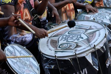 Rio, Brezilya, 16 Şubat 20245 - Botafogo Samba Okulu provası sırasında Sambodromo 'da 2025 Karnavalı hazırlığı sırasında davul vurmalı müzisyen