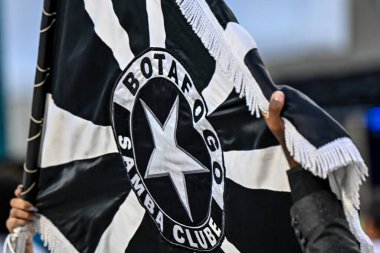 Rio, Brezilya, 16 Şubat 20245 - Botafogo Samba Okulu provası sırasında Sambodromo 'da 2025 Karnavalı hazırlığı sırasında bayrak