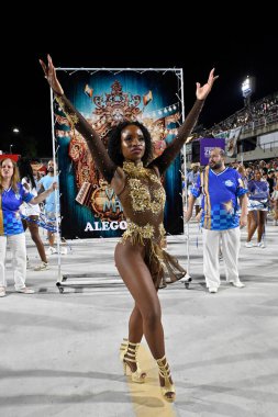 Rio, Brezilya, 16 Şubat 20245 Akademicos de Niteroi Samba Okulu provası sırasında Sambodromo 'da düzenlenen 2025 Karnavalı hazırlığı sırasında ilham perisi dansı