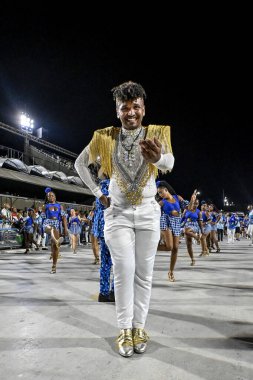 Rio, Brezilya, 16 Şubat 20245 - Akademicos de Niteroi Samba Okulu provası sırasında Sambodromo 'da 2025 Karnavalı için dans eden erkekler