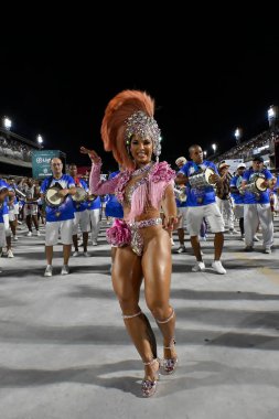Rio, Brezilya, 16 Şubat 20245 Akademicos de Niteroi Samba Okulu provası sırasında Sambodromo 'da 2025 Karnavalı hazırlığı sırasında kameraya bakan ilham perisi.