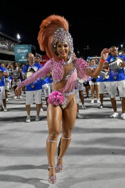Rio, Brezilya, 16 Şubat 20245 - Sambodromo 'da düzenlenen Akademicos de Niteroi Samba Okulu provası sırasında ilham perisi dans eder ve şarkı söyler.