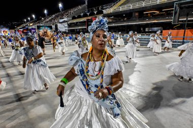Rio, Brezilya, 16 Şubat 20245 - Akademicos de Niteroi Samba Okulu provası sırasında Sambodromo 'da düzenlenen 2025 Karnavalı hazırlıkları sırasında beyaz elbiseli Baiana kanadı