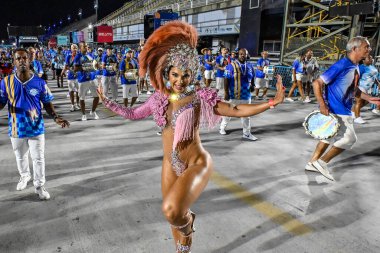 Rio, Brezilya, 16 Şubat 20245 - Akademicos de Niteroi Samba Okulu provası sırasında Sambodromo 'da düzenlenen 2025 Karnavalı hazırlık davul kraliçesi