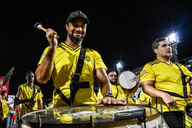 Rio, Brezilya, 16 Şubat 20245 - Sao Clemente Okulu provası sırasında Sambodromo 'da 2025 Karnavalı hazırlığı sırasında davul çalan kişiyi gösteren davul seti