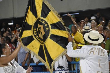 Rio, Brezilya, 16 Şubat 20245 Sao Clemente Okulu provası sırasında Sambodromo 'da düzenlenen 2025 Karnavalı hazırlığı sırasında okul bayrağı