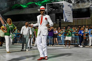 Rio, Brezilya, 16 Şubat 20245 Imperio Serrano Samba Okulu provası sırasında 2025 karnavalına hazırlık için Ze Pilintra 'yı oynayan adam.