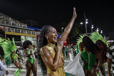 Rio, Brezilya, 16 Şubat 20245 - dansçı Sambodromo 'da 2025 Karnavalı hazırlığı sırasında Imperio Serrano Samba Okulu provasında sunumunu yapıyor.