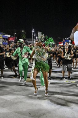 Rio, Brezilya, 16 Şubat 20245 - Imperio Serrano Samba Okulu provası sırasında Sambodromo 'da 2025 Karnavalı hazırlığı sırasında kurulun önünde davul kraliçesi