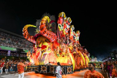 Rio, Brezilya - 3 Mart 2025: Sapucai Caddesi 'ndeki Rio de Janeiro şehrinde düzenlenen karnaval sırasında, özel grup Salgueiro samba okulunun geçit töreni