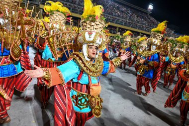 Rio, Brezilya - 3 Mart 2025: Sapucai Caddesi 'ndeki Rio de Janeiro şehrinde düzenlenen karnaval sırasında, özel grup Salgueiro samba okulunun geçit töreni