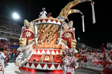 Rio, Brezilya - 3 Mart 2025: Sapucai Caddesi 'ndeki Rio de Janeiro şehrinde düzenlenen karnaval sırasında, özel grup Salgueiro samba okulunun geçit töreni