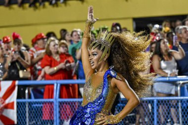 Rio, Brezilya - 3 Mart 2025: Sapucai Caddesi 'ndeki Rio de Janeiro şehrindeki karnaval sırasında, özel grubun Tijuca samba okulunun geçit töreni