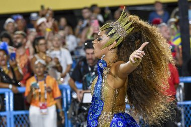 Rio, Brezilya - 3 Mart 2025: Sapucai Caddesi 'ndeki Rio de Janeiro şehrindeki karnaval sırasında, özel grubun Tijuca samba okulunun geçit töreni