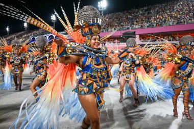 Rio, Brezilya - 3 Mart 2025: Sapucai Caddesi 'ndeki Rio de Janeiro şehrindeki karnaval sırasında, özel grubun Tijuca samba okulunun geçit töreni