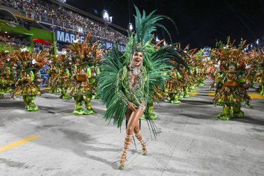 Rio, Brezilya - 3 Mart 2025: Sapucai Caddesi 'ndeki Rio de Janeiro şehrindeki karnaval sırasında, özel grubun Tijuca samba okulunun geçit töreni