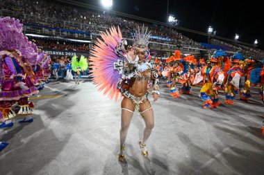 Rio, Brezilya - 3 Mart 2025: Sapucai Caddesi 'ndeki Rio de Janeiro şehrindeki karnaval sırasında, özel grubun Beija Flor samba okulu geçit töreni