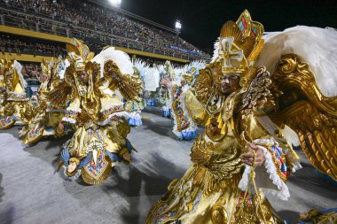 Rio, Brezilya - 3 Mart 2025: Sapucai Caddesi 'ndeki Rio de Janeiro şehrindeki karnaval sırasında, özel grubun Beija Flor samba okulu geçit töreni
