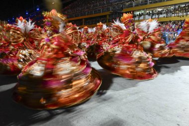Rio, Brezilya - 3 Mart 2025: Sapucai Caddesi 'ndeki Rio de Janeiro şehrindeki karnaval sırasında, özel grubun Beija Flor samba okulu geçit töreni
