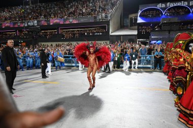 Rio, Brezilya - 3 Mart 2025: Sapucai Caddesi 'ndeki Rio de Janeiro şehrinde düzenlenen karnaval sırasında, özel grubun Vila Isabel samba okulunun geçit töreni