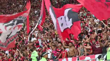 Rio, Brezilya - 16 Mart 2025: Maracan Stadyumu 'nda oynanan 2025 Carioca Şampiyonası final maçı için Flamengo x Fluminense arasında şarkı söyleyen taraftarlar