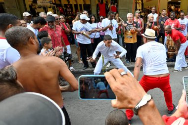 Rio, Brezilya - aoril 23, 2025, Aziz George Günü şehir merkezindeki kilisede kutlanır. Sadık dans Capoeira onuruna