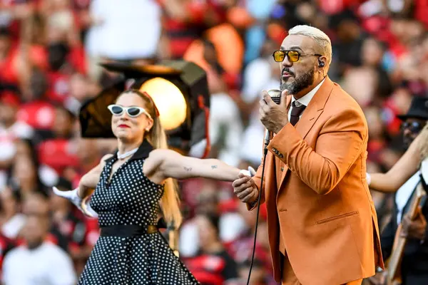 Rio, Brezilya - Abril 27, 2025: Maracana Stadyumu 'ndaki Brezilya Şampiyonası' nda Flamengo x Corinthians arasında oynanan maçta şarkıcı Belo 'nun sunumu