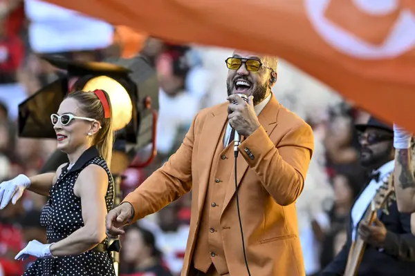 Rio, Brezilya - Abril 27, 2025: Maracana Stadyumu 'ndaki Brezilya Şampiyonası' nda Flamengo x Corinthians arasında oynanan maçta şarkıcı Belo 'nun sunumu