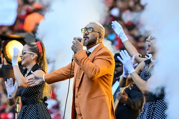 Rio, Brezilya - Abril 27, 2025: Maracana Stadyumu 'ndaki Brezilya Şampiyonası' nda Flamengo x Corinthians arasında oynanan maçta şarkıcı Belo 'nun sunumu
