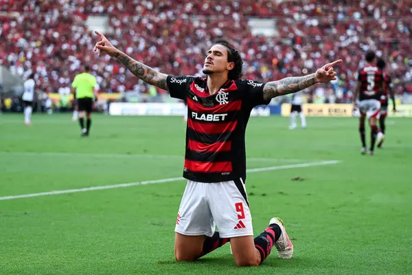 Rio, Brezilya - Abril 27, 2025: Maracana Stadyumu 'nda düzenlenen Brezilya Şampiyonası' nda Flamengo x Corinthians arasında oynanan maçta Pedro oyuncusu