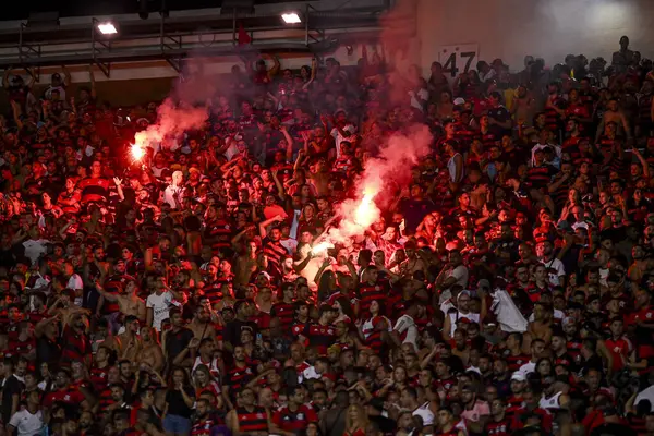 Rio de Janeiro, Brezilya - 28 Mayıs 2025, Flamengo ve Deportivo Tachira ile oynanan maçta Libertadores Kupası için Maracana Stadyumu 'nda taraftarlar