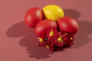 Renkli arka plan ve çiçeklerdeki Paskalya 'yı simgeleyen renkli yumurtalar.