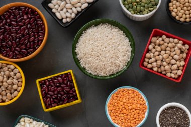 Mutfak yemekleri için çiğ taneli birkaç kase.