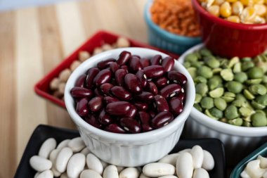 Mutfak yemekleri için çiğ taneli birkaç kase.